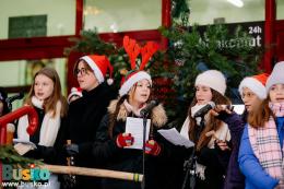 uczestnicy wspólnego kolędowania pod budynkiem BSCK
