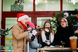 prowadzący Paweł Korepta oraz uczestnicy wspólnego kolędowania pod budynkiem BSCK