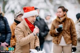 prowadzący Paweł Korepta, dyrektor Maria Wiśniewska oraz uczestnicy wspólnego kolędowania pod budynkiem BSCK