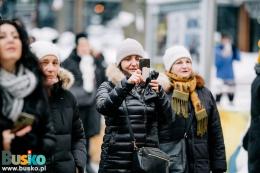 uczestnicy wspólnego kolędowania pod budynkiem BSCK