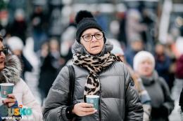 uczestnicy wspólnego kolędowania pod budynkiem BSCK