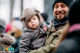 uczestnicy wspólnego kolędowania pod budynkiem BSCK