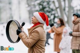 prowadzący Paweł Korepta oraz uczestnicy wspólnego kolędowania pod budynkiem BSCK