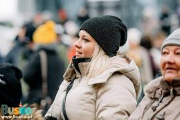 uczestnicy wspólnego kolędowania pod budynkiem BSCK