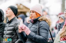 uczestnicy wspólnego kolędowania pod budynkiem BSCK