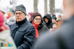 uczestnicy wspólnego kolędowania pod budynkiem BSCK