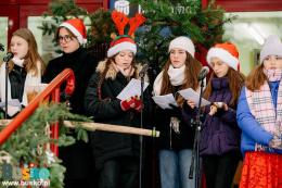 uczestnicy wspólnego kolędowania pod budynkiem BSCK