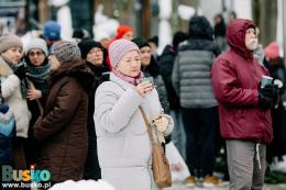 uczestnicy wspólnego kolędowania pod budynkiem BSCK