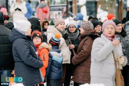 uczestnicy wspólnego kolędowania pod budynkiem BSCK