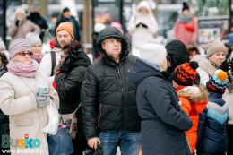 uczestnicy wspólnego kolędowania pod budynkiem BSCK