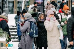 uczestnicy wspólnego kolędowania pod budynkiem BSCK