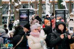 uczestnicy wspólnego kolędowania pod budynkiem BSCK