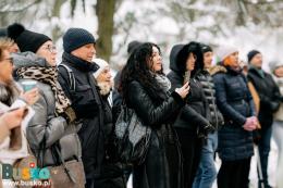 uczestnicy wspólnego kolędowania pod budynkiem BSCK