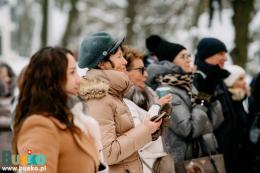 uczestnicy wspólnego kolędowania pod budynkiem BSCK