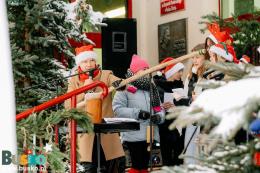 uczestnicy wspólnego kolędowania pod budynkiem BSCK