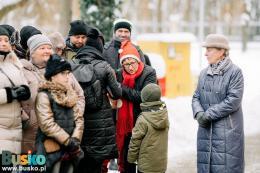uczestnicy wspólnego kolędowania pod budynkiem BSCK