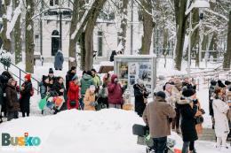uczestnicy wspólnego kolędowania pod budynkiem BSCK