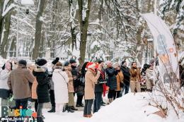 uczestnicy wspólnego kolędowania pod budynkiem BSCK