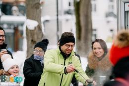 Organizatorzy wydarzenia częstują uczestników gorącą herbatą