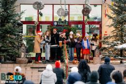 uczestnicy wspólnego kolędowania pod budynkiem BSCK