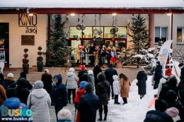 uczestnicy wspólnego kolędowania pod budynkiem BSCK