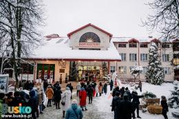 uczestnicy wspólnego kolędowania pod budynkiem BSCK