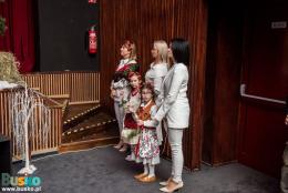 Organizatorzy widowiska obok sceny BSCK