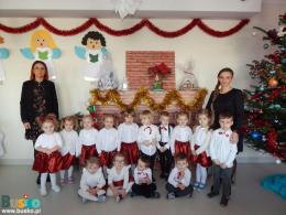 dzieci i wychowawczynie uczestniczące w spotkaniu wigilijnym