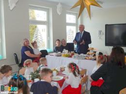 Burmistrz Waldemar Sikora przemawia podczas spotkania wigilijnego 