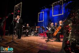 Artur Jaroń na scenie BSCK  podczas Gali Sylwestrowej