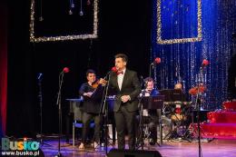Kacper Kuszewski na scenie BSCK  podczas Gali Sylwestrowej