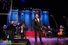 Kacper Kuszewski na scenie BSCK  podczas Gali Sylwestrowej