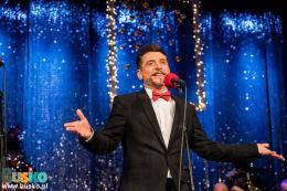 Kacper Kuszewski na scenie BSCK  podczas Gali Sylwestrowej