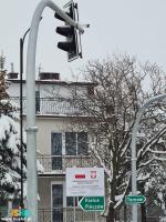 Zdjęcie przedstawia skrzyżowanie z sygnalizacją świetlną z zamontowaną kamerą