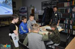 Osoby uczestniczące w warsztatach komputerowych w bibliotece