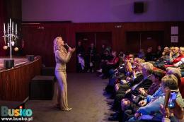 Joanna Nawrot przed sceną 