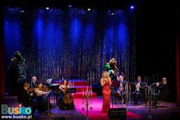 Śpiewaczka Joanna Nawrot na scenie wśród muzyków