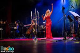 Joanna Nawrot na scenie wśród muzyków