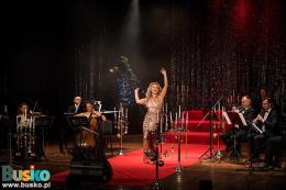 Joanna Nawrot na scenie wśród muzyków