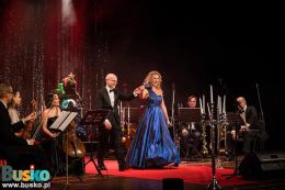 Joanna Nawrot na scenie wśród muzyków w towarzystwie Pawła Korepty