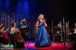 Joanna Nawrot na scenie wśród muzyków