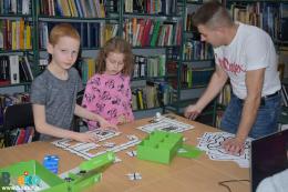 Na zdjęciu uczestnicy projektu Digital Kids Mobile w buskiej bibliotece