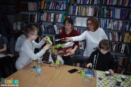 Na zdjęciu uczestnicy projektu Digital Kids Mobile w buskiej bibliotece