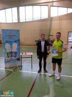 Uczestnik turnieju po otrzymaniu nagród pozuje do zdjęcia