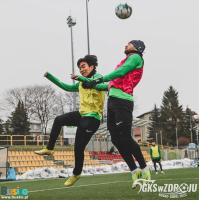 Zawodnicy drużyny GKS Jastrzębie walczący w powietrzu o piłkę.
