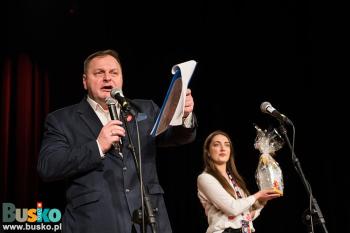 Na scenie osoby prowadzący licytację - Grzegorz Owsiński wraz z asystentką