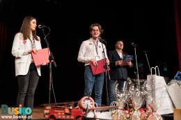 Na scenie osoby prowadzące licytację