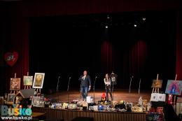 Na scenie osoby prowadzące licytację