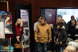 Uczestnicy Finału stojący przy scenie 