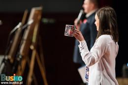 Na scenie osoby prowadzące licytację